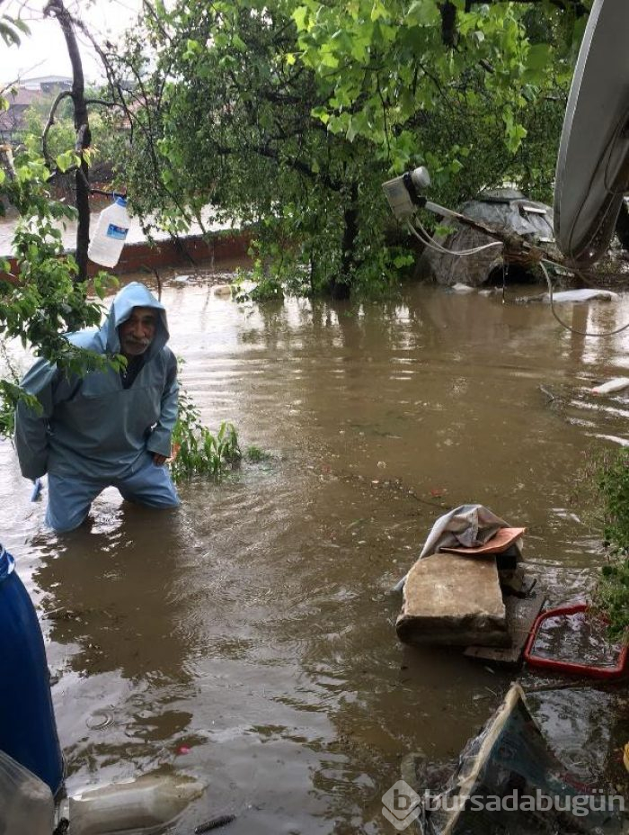 Bursa'yı sel vurdu! Heyelan karayolunu kapattı