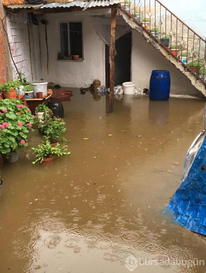 Bursa'yı sel vurdu! Heyelan karayolunu kapattı