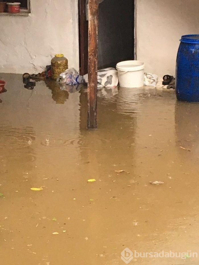 Bursa'yı sel vurdu! Heyelan karayolunu kapattı