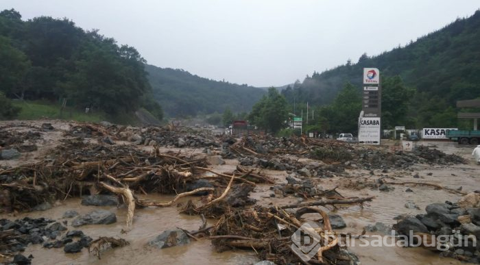 Bursa'yı sel vurdu! Heyelan karayolunu kapattı