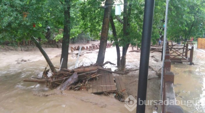 Bursa'yı sel vurdu! Heyelan karayolunu kapattı