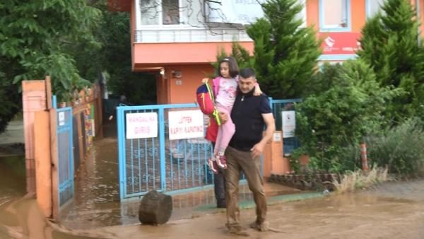 Bursa'yı sel vurdu! Heyelan karayolunu kapattı