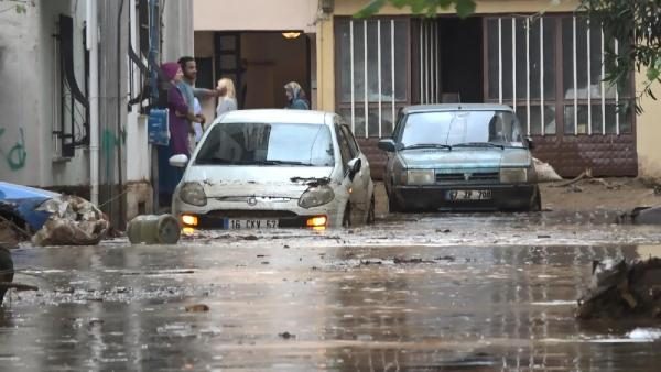 Bursa'yı sel vurdu! Heyelan karayolunu kapattı
