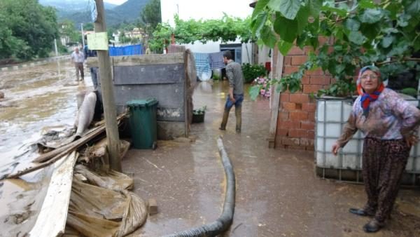 Bursa'yı sel vurdu! Heyelan karayolunu kapattı