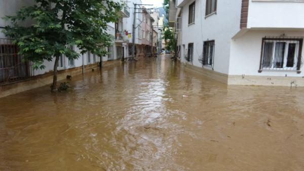 Bursa'yı sel vurdu! Heyelan karayolunu kapattı