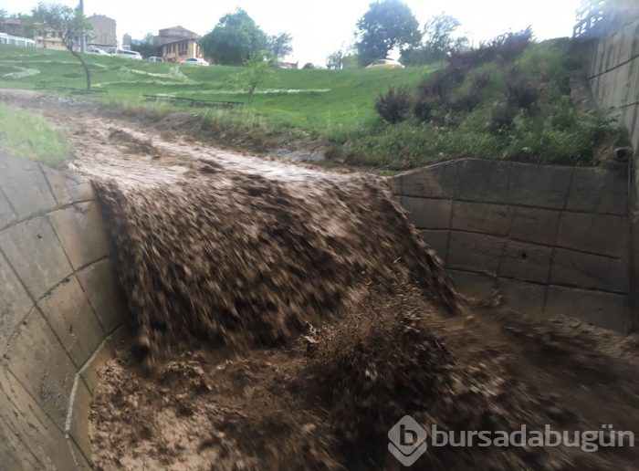 Bursa'yı sel vurdu! Heyelan karayolunu kapattı