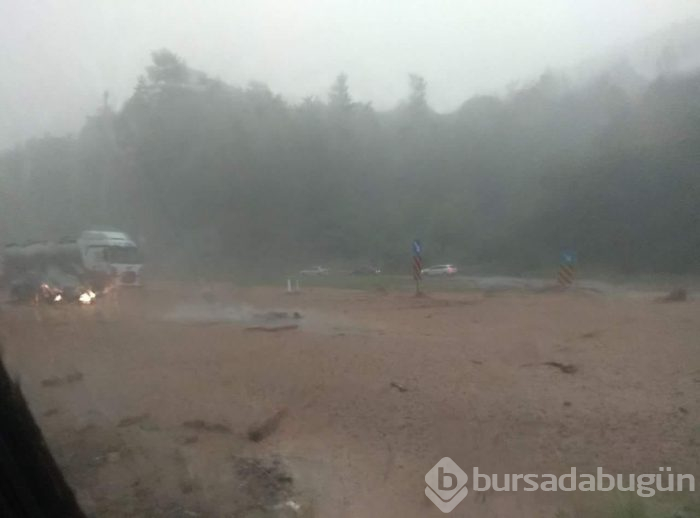 Bursa'yı sel vurdu! Heyelan karayolunu kapattı