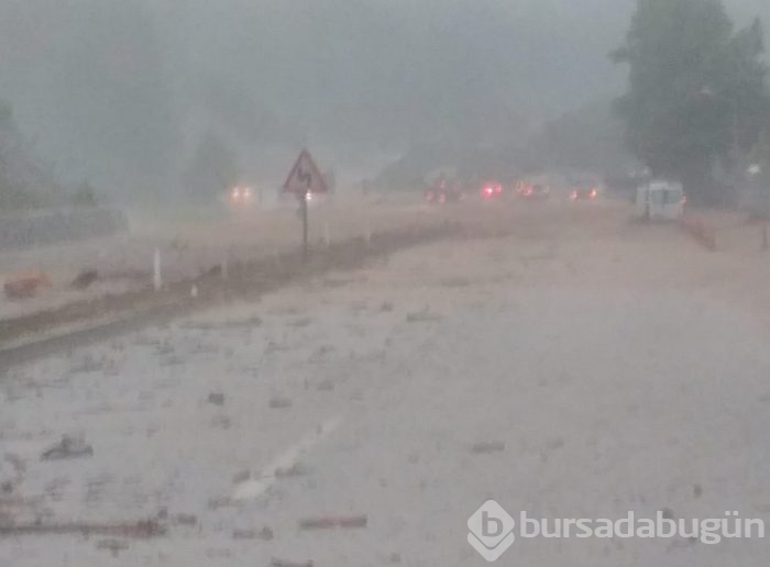 Bursa'yı sel vurdu! Heyelan karayolunu kapattı