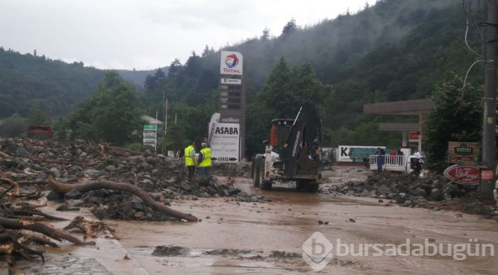 Bursa'yı sel vurdu! Heyelan karayolunu kapattı