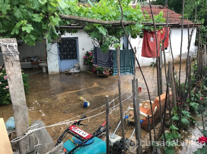 Bursa'yı sel vurdu! Heyelan karayolunu kapattı