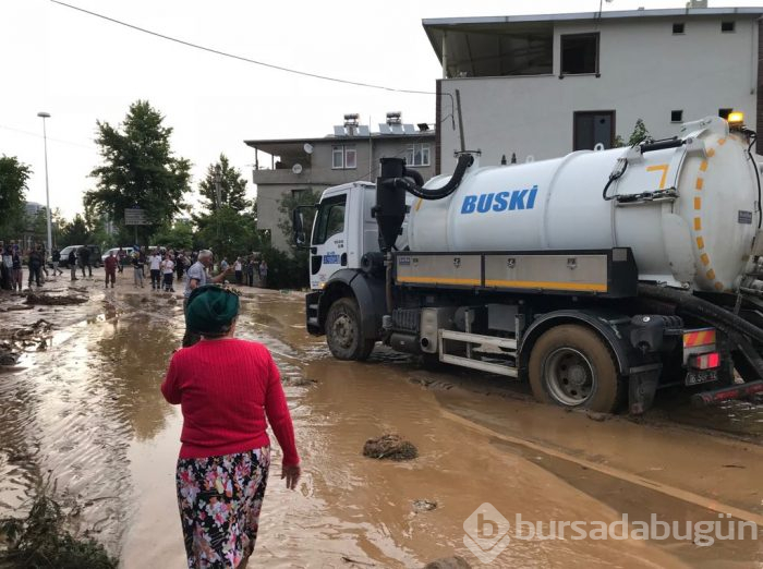 Bursa'yı sel vurdu! Heyelan karayolunu kapattı