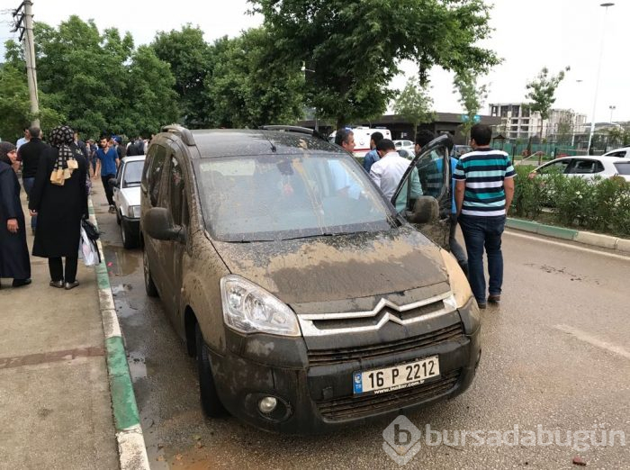 Bursa'yı sel vurdu! Heyelan karayolunu kapattı