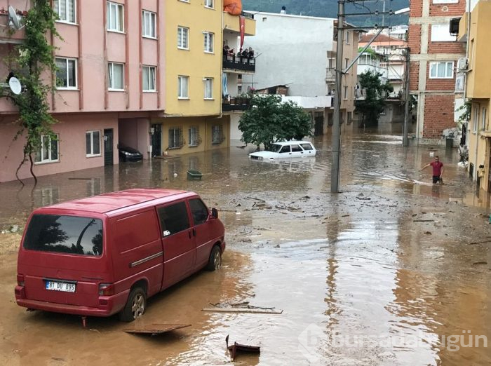 Bursa'yı sel vurdu! Heyelan karayolunu kapattı
