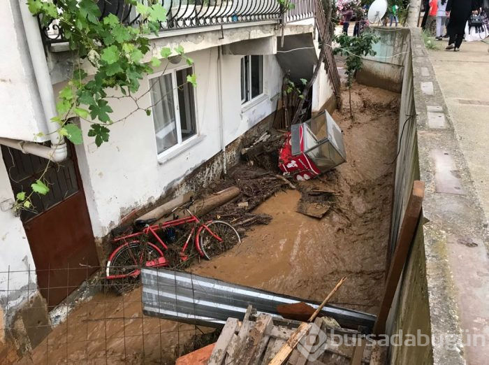 Bursa'yı sel vurdu! Heyelan karayolunu kapattı