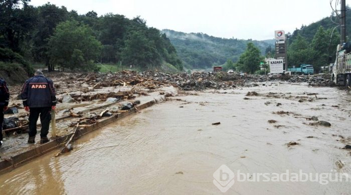 Bursa'yı sel vurdu! Heyelan karayolunu kapattı