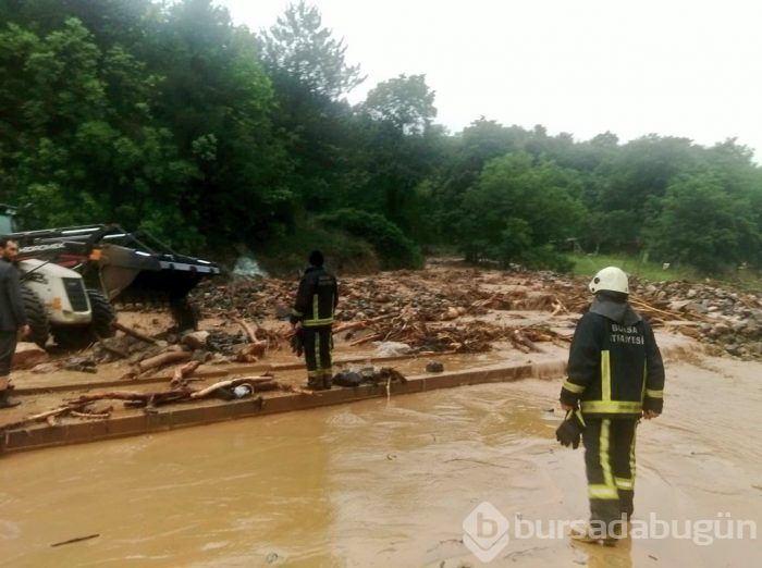 Bursa'yı sel vurdu! Heyelan karayolunu kapattı