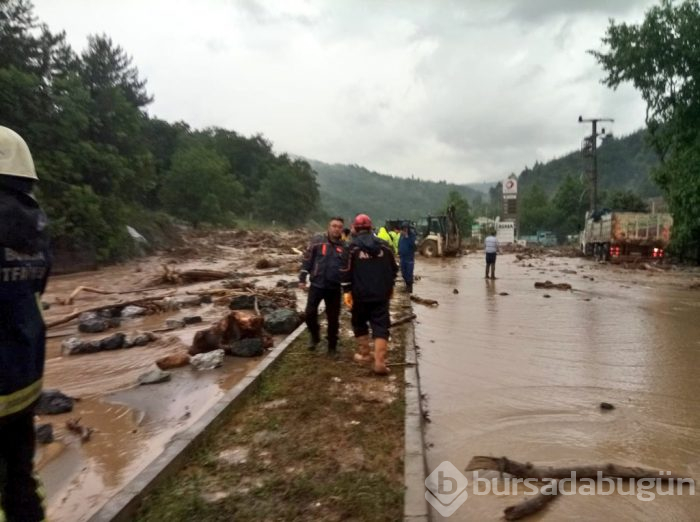 Bursa'yı sel vurdu! Heyelan karayolunu kapattı
