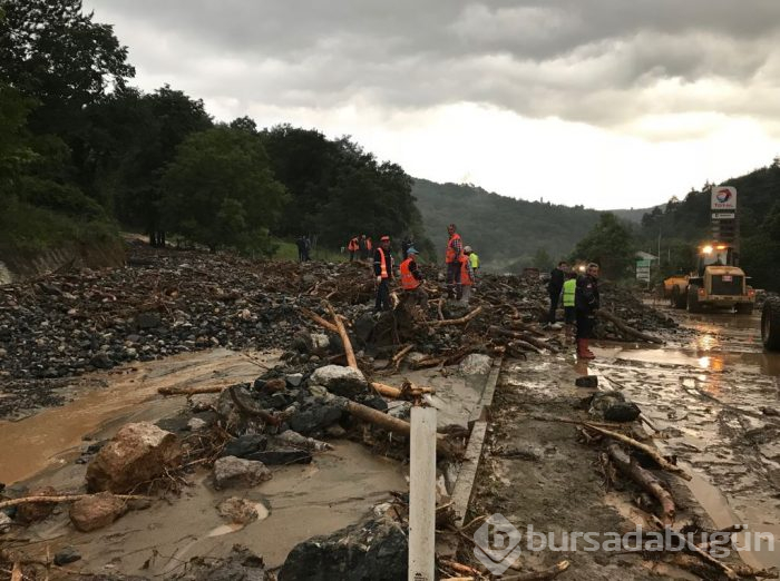 Bursa'yı sel vurdu! Heyelan karayolunu kapattı