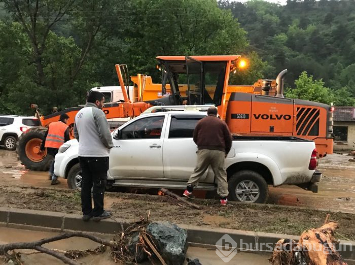 Bursa'yı sel vurdu! Heyelan karayolunu kapattı