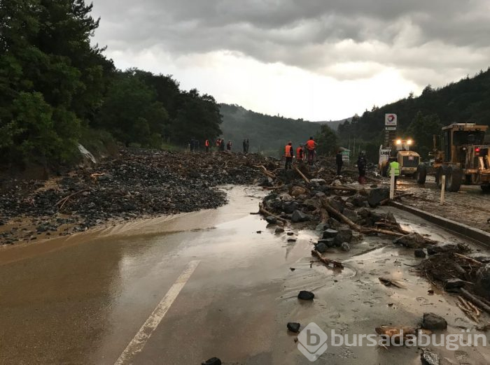Bursa'yı sel vurdu! Heyelan karayolunu kapattı