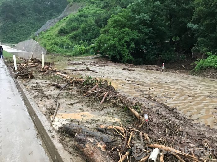 Bursa'yı sel vurdu! Heyelan karayolunu kapattı