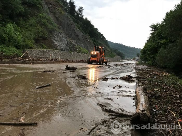 Bursa'yı sel vurdu! Heyelan karayolunu kapattı