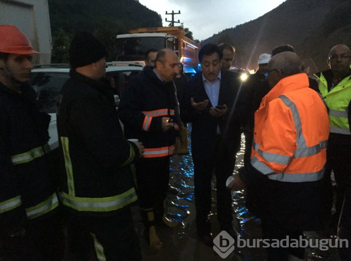 Bursa'yı sel vurdu! Heyelan karayolunu kapattı