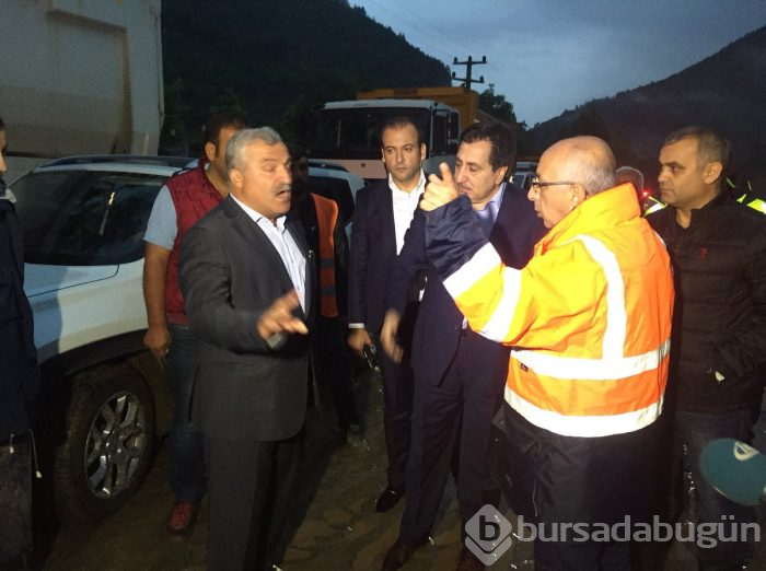 Bursa'yı sel vurdu! Heyelan karayolunu kapattı