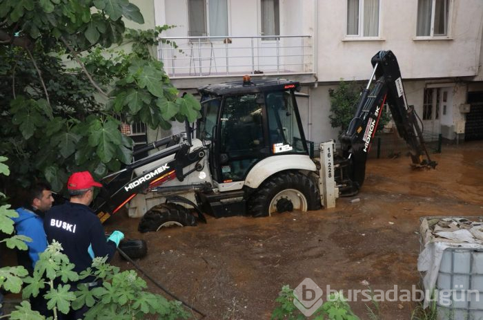 Bursa'yı sel vurdu! Heyelan karayolunu kapattı