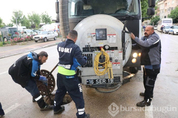 Bursa'yı sel vurdu! Heyelan karayolunu kapattı