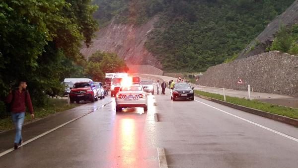 Bursa'yı sel vurdu! Heyelan karayolunu kapattı