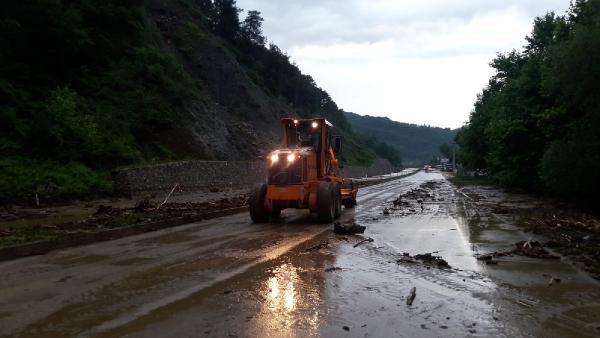 Bursa'yı sel vurdu! Heyelan karayolunu kapattı