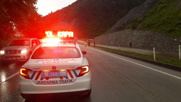 Bursa'yı sel vurdu! Heyelan karayolunu kapattı