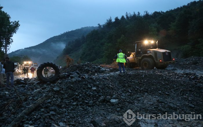 Bursa'yı sel vurdu! Heyelan karayolunu kapattı