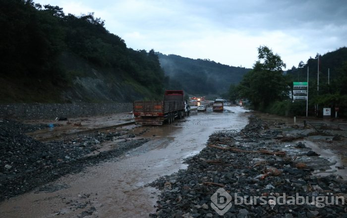 Bursa'yı sel vurdu! Heyelan karayolunu kapattı