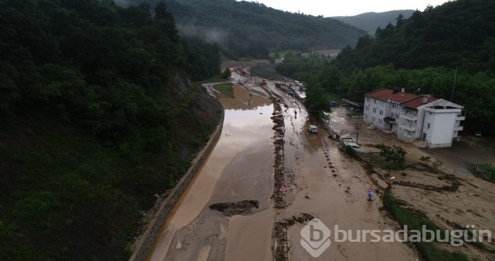 Bursa'yı sel vurdu! Heyelan karayolunu kapattı