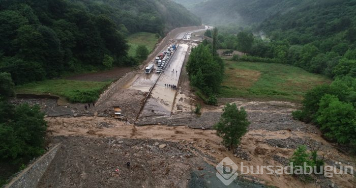 Bursa'yı sel vurdu! Heyelan karayolunu kapattı