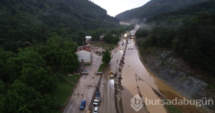 Bursa'yı sel vurdu! Heyelan karayolunu kapattı