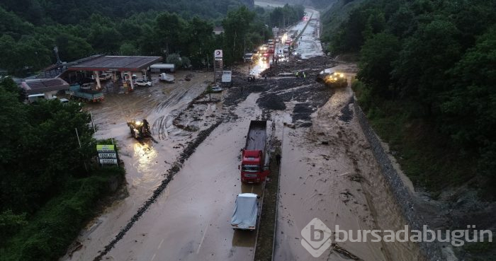 Bursa'yı sel vurdu! Heyelan karayolunu kapattı