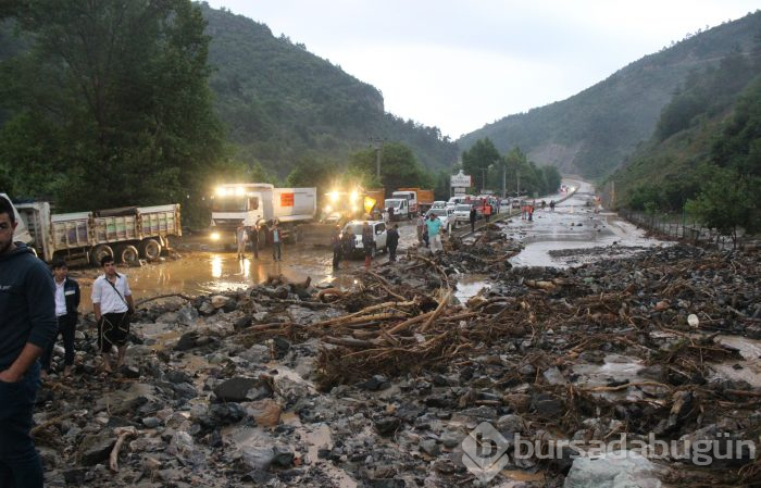 Bursa'yı sel vurdu! Heyelan karayolunu kapattı