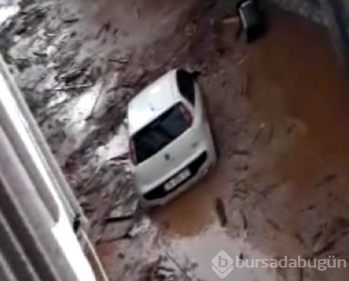 Bursa'yı sel vurdu! Heyelan karayolunu kapattı