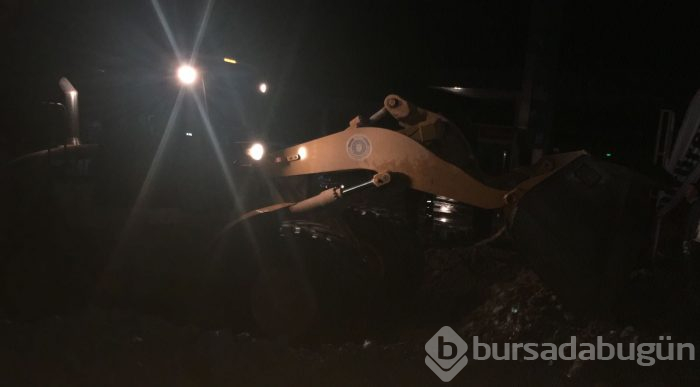 Bursa'yı sel vurdu! Heyelan karayolunu kapattı