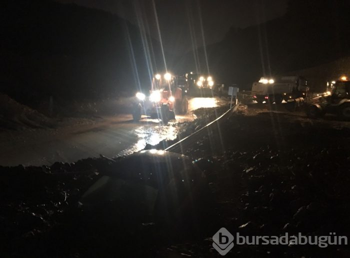 Bursa'yı sel vurdu! Heyelan karayolunu kapattı
