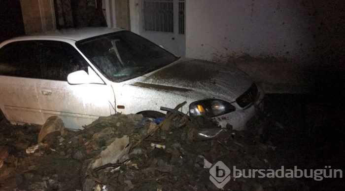 Bursa'yı sel vurdu! Heyelan karayolunu kapattı