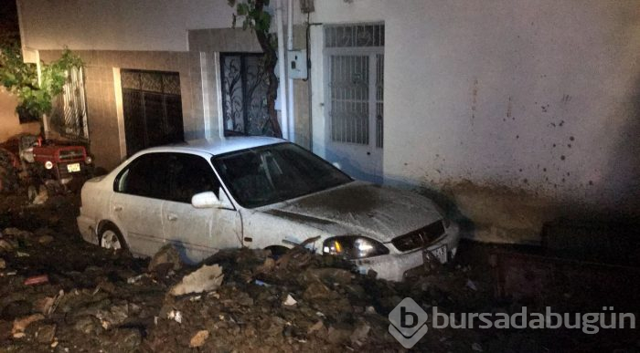 Bursa'yı sel vurdu! Heyelan karayolunu kapattı