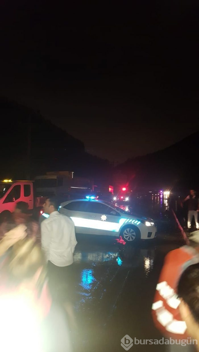 Bursa'yı sel vurdu! Heyelan karayolunu kapattı