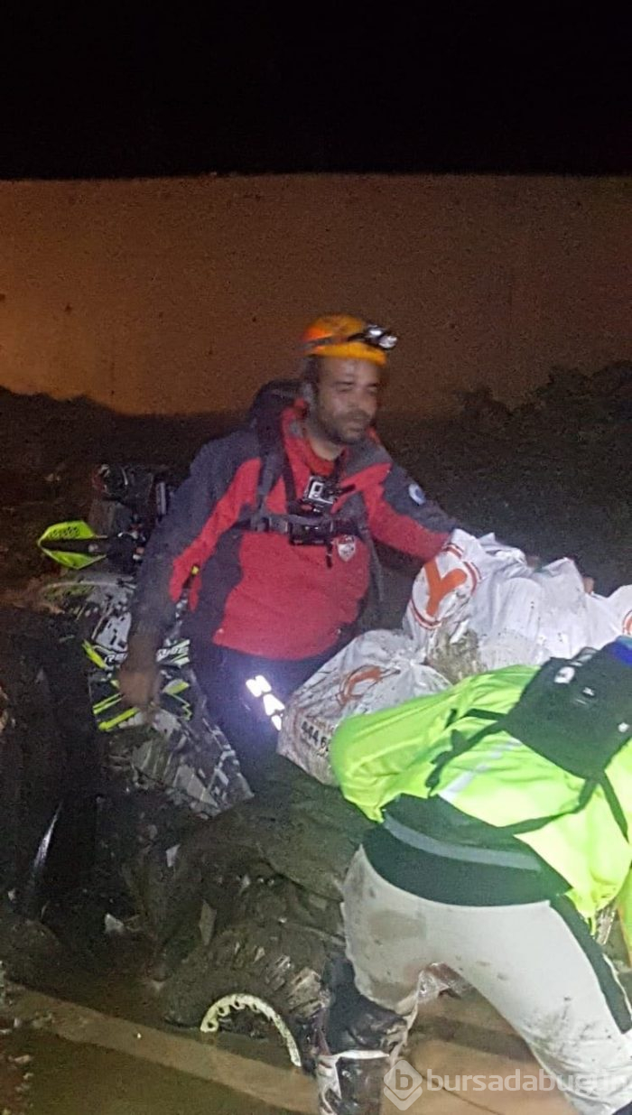 Bursa'yı sel vurdu! Heyelan karayolunu kapattı