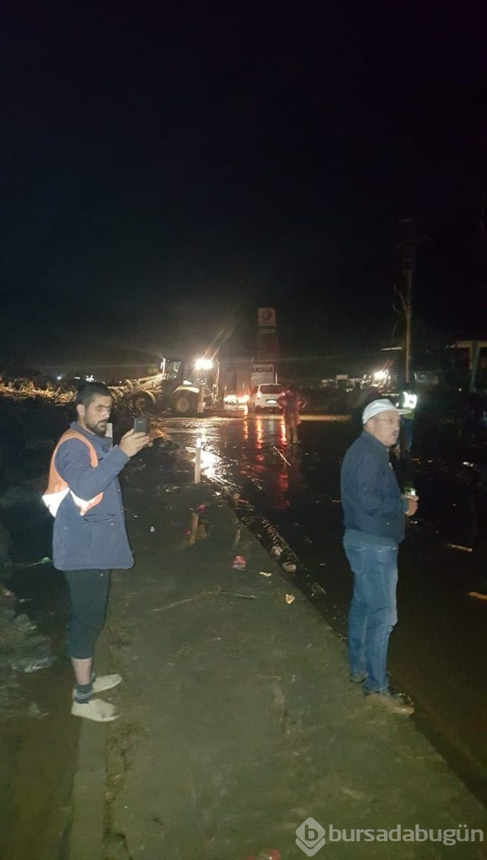 Bursa'yı sel vurdu! Heyelan karayolunu kapattı