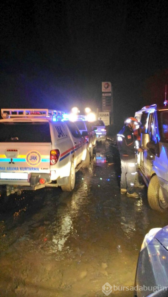 Bursa'yı sel vurdu! Heyelan karayolunu kapattı