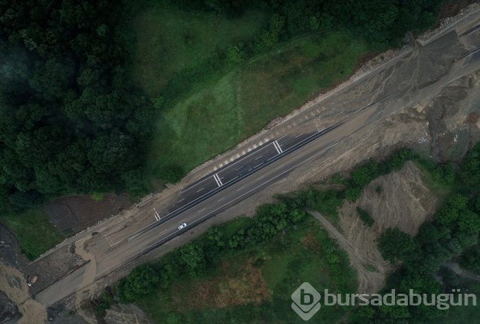 Bursa'yı sel vurdu! Heyelan karayolunu kapattı